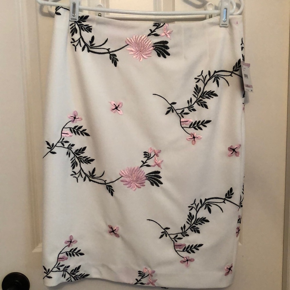 White embroidered pencil skirt